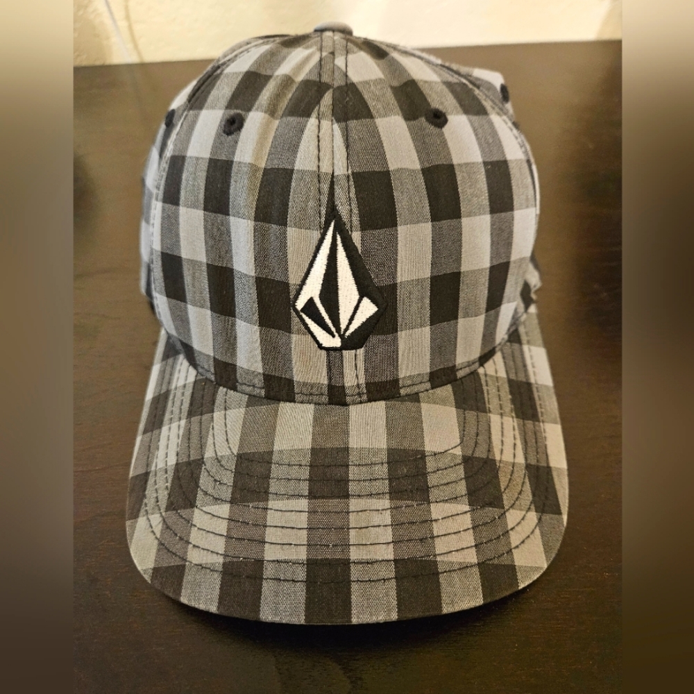 Volcom size S/M Flexfit hat